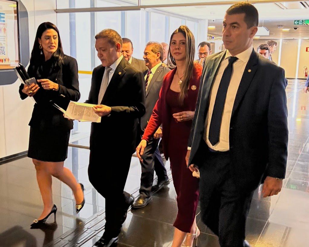 Ministro Nunes Marques e o casal Miranda, do Democrata, na chegada ao TSE